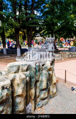 Die Anlage des Schlosses Schwalbennest in Jalta im Park 'Krim in Miniatur auf der Palme' - Bachtschissaray, Krim, Russland. Stockfoto