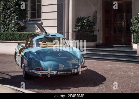 Baby blue Mercedes-Benz 300 SL Flügeltürer klassischer Supersportwagen mit offener Tür, geparkt im Zentrum von London, England. Stockfoto