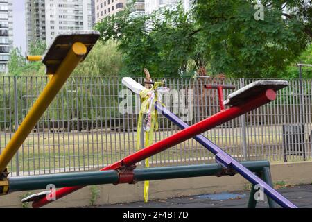 Spielplatz ohne Kinder während Coronavirus. Stockfoto