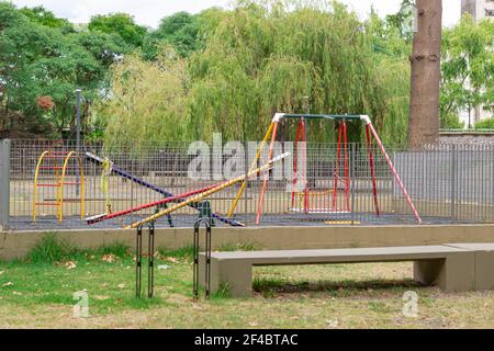 Spielplatz ohne Kinder während Coronavirus. Stockfoto