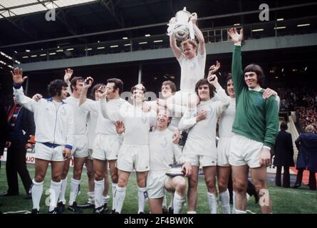 Datei Foto vom 06-05-1972 von Leeds United feiern den Gewinn des FA Cup: (Links-rechts) Mick Bates, Paul Madeley, Eddie Gray, Paul Reaney, Johnny Giles, Jack Charlton, Allan Clarke, Billy Bremner, Peter Lorimer, Norman Hunter und David Harvey. Ausgabedatum: Samstag, 20. März 2021. Stockfoto