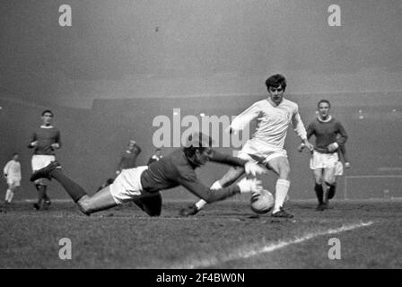 Datei Foto vom 26-01-1970 von Manchester United Torwart Alex Stepney (zweite l) rettet zu Füßen von Leeds United Peter Lorimer (zweite r) als Manchester Francis Burns (l) und Carlo Sartori (r) Blick auf Ausgabedatum: (Datum hier eingeben). Stockfoto