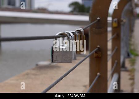 Alte Liebesvorhängeschlösser am Fluss. Stockfoto