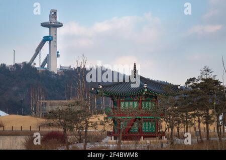 Pyeongchang, Südkorea - 12. Februar 2018: Cheongsong Pavilion auf Pine Island in Pyeongchang, Südkorea mit olympischer Skisprungschanze im Hintergrund Stockfoto