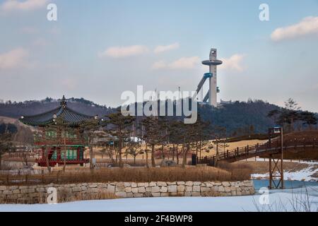 Pyeongchang, Südkorea - 12. Februar 2018: Cheongsong Pavilion auf Pine Island in Pyeongchang, Südkorea mit olympischer Skisprungschanze im Hintergrund Stockfoto