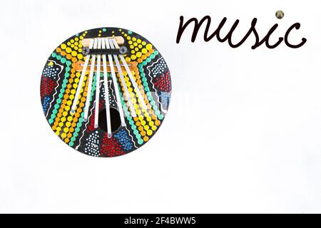 Ein Calimba, buntes Zirkelmusikinstrument, mit „ Musik “-Inschrift auf weißem Hintergrund Stockfoto