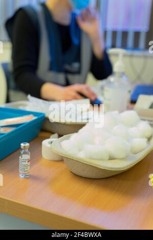 AstraZeneca-Impfstoff in 5ml Flaschen auf dem Schreibtisch vor Krankenschwester zur Injektion während des covid-19 Pandemieimpfungsprogramms in England Stockfoto