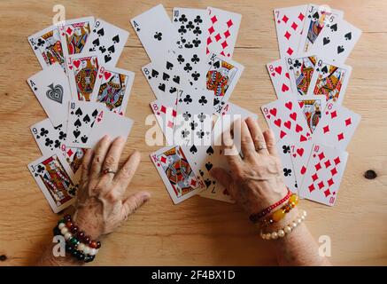 Ratekarten lesen, Oma Magie, Wahrsagen, Frauen Hände, Schicksal Vorhersage Stockfoto