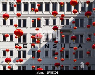 Rote Laternen hängen vor dem Peninsula Hotel in Hongkong, um das chinesische Neujahr zu feiern Stockfoto