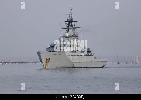 Die Royal Navy River Klasse Offshore-Patrouillenschiff HMS SEVERN (P282) verlässt den Marinestützpunkt Stockfoto