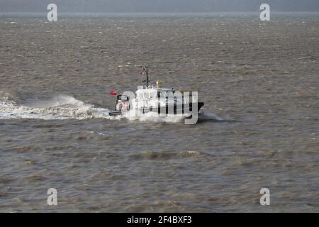 Das Admiralty-Pilotschiff SD SOLENT RACER fährt durch die Das raue Wasser des Solent, wie es zurück geht Hafen Stockfoto