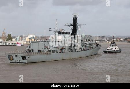 Der Schlepper SD BOUNTIFUL führt die Royal Navy Fregatte HMS Kent zu einem Liegeplatz im Marinestützpunkt Stockfoto
