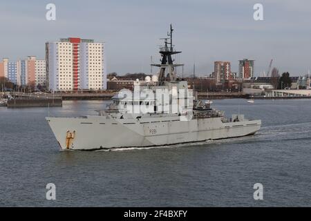 Die Royal Navy River Klasse Offshore-Patrouillenschiff HMS TYNE (P281) Verlassen des Marinestützpunkts Stockfoto