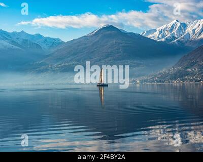 Segelboot auf dem Comer See in den Morgenstunden Stockfoto