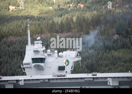 Finnart, Loch Long, Schottland, Großbritannien. März 2021, 20th. IM BILD: HMS Queen Elizabeth verlässt Schottland, nachdem der Flugzeugträger für die letzte Woche auf der Seite des Long Loch bei Glenmallan anliegt und Treibstoff, Munition und andere Vorräte übernimmt, bevor die Marineübungen, die Teil der britischen Carrier Strike Group 2021 sind, stattfinden. Quelle: Colin Fisher/Alamy Live News Stockfoto