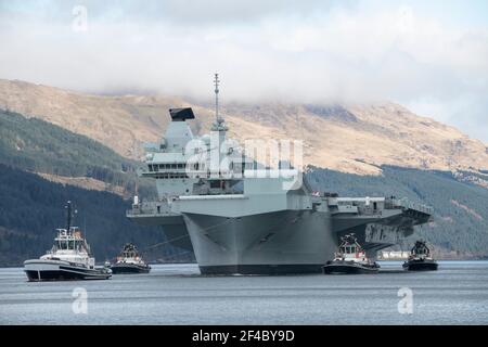 Finnart, Loch Long, Schottland, Großbritannien. März 2021, 20th. IM BILD: HMS Queen Elizabeth verlässt Schottland, nachdem der Flugzeugträger für die letzte Woche auf der Seite des Long Loch bei Glenmallan anliegt und Treibstoff, Munition und andere Vorräte übernimmt, bevor die Marineübungen, die Teil der britischen Carrier Strike Group 2021 sind, stattfinden. Quelle: Colin Fisher/Alamy Live News Stockfoto