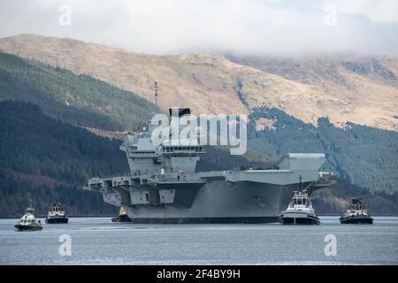 Finnart, Loch Long, Schottland, Großbritannien. März 2021, 20th. IM BILD: HMS Queen Elizabeth verlässt Schottland, nachdem der Flugzeugträger für die letzte Woche auf der Seite des Long Loch bei Glenmallan anliegt und Treibstoff, Munition und andere Vorräte übernimmt, bevor die Marineübungen, die Teil der britischen Carrier Strike Group 2021 sind, stattfinden. Quelle: Colin Fisher/Alamy Live News Stockfoto