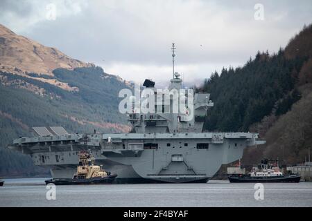 Finnart, Loch Long, Schottland, Großbritannien. März 2021, 20th. IM BILD: HMS Queen Elizabeth verlässt Schottland, nachdem der Flugzeugträger für die letzte Woche auf der Seite des Long Loch bei Glenmallan anliegt und Treibstoff, Munition und andere Vorräte übernimmt, bevor die Marineübungen, die Teil der britischen Carrier Strike Group 2021 sind, stattfinden. Quelle: Colin Fisher/Alamy Live News Stockfoto