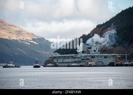 Finnart, Loch Long, Schottland, Großbritannien. März 2021, 20th. IM BILD: HMS Queen Elizabeth verlässt Schottland, nachdem der Flugzeugträger für die letzte Woche auf der Seite des Long Loch bei Glenmallan anliegt und Treibstoff, Munition und andere Vorräte übernimmt, bevor die Marineübungen, die Teil der britischen Carrier Strike Group 2021 sind, stattfinden. Quelle: Colin Fisher/Alamy Live News Stockfoto