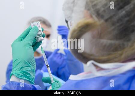 Dresden, Deutschland. März 2021, 20th. Mitarbeiter des Impfzentrums der Messe Dresden bereiten Spritzen mit dem Wirkstoff AstraZeneca (l) und Comirnaty von BioNTech/Pfizer zur Impfung gegen Corona vor. Das Land Sachsen hat die Impfungen mit dem Impfstoff AstraZeneca wieder aufgenommen. Diese waren am 15/03/2021 kurz nach dem Auftreten von Blutgerinnseln im zeitlichen Zusammenhang mit Impfungen gestoppt worden. Quelle: Robert Michael/dpa-Zentralbild/dpa/Alamy Live News Stockfoto