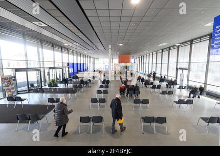 Dresden, Deutschland. März 2021, 20th. Im Impfzentrum auf dem Messegelände Dresden warten die Menschen auf ihre Impfung gegen Corona. Quelle: Robert Michael/dpa-Zentralbild/dpa/Alamy Live News Stockfoto