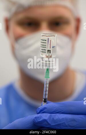 Dresden, Deutschland. März 2021, 20th. Ein Mitarbeiter des Impfzentrums der Messe Dresden bereitet eine Spritze mit dem Wirkstoff AstraZeneca gegen Corona zur Impfung vor. Das Land Sachsen hat die Impfungen mit dem Impfstoff AstraZeneca wieder aufgenommen. Diese waren am 15.03.021 nach dem Auftreten von Blutgerinnseln im zeitlichen Zusammenhang mit Impfungen kurzzeitig gestoppt worden. Quelle: Robert Michael/dpa-Zentralbild/dpa/Alamy Live News Stockfoto