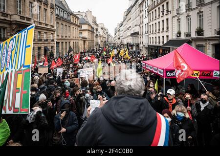 Ein Senator hält eine Rede vor dem Senat vor Demonstranten, die am 16. März 2021 in Paris gegen das globale Sicherheitsgesetz protestierten. Stockfoto