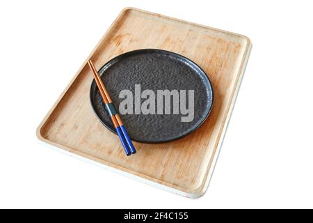 Bambus-Holztablett, schwarze Platte und Essstäbchen isoliert auf weiß mit Clipping-Pfad Stockfoto