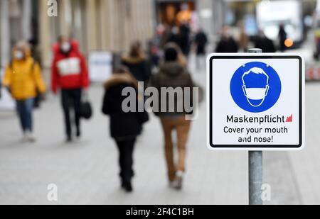 München, Deutschland. März 2021, 20th. Ein Schild in der Münchner Innenstadt weist darauf hin, dass in der Fußgängerzone Masken vorgeschrieben sind. Quelle: Tobias Hase/dpa/Alamy Live News Stockfoto