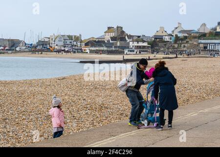 Lyme Regis, Dorset, Großbritannien. März 2021, 20th. UK Wetter: Nach einem langweiligen Start, Sonne bricht durch die Wolke am Badeort Lyme Regis bringt einen schönen Start in den meteorologischen Frühling. Die Leute waren unterwegs entlang der Küste und genossen das schöne milde Wetter. Kredit: Celia McMahon/Alamy Live Nachrichten Stockfoto