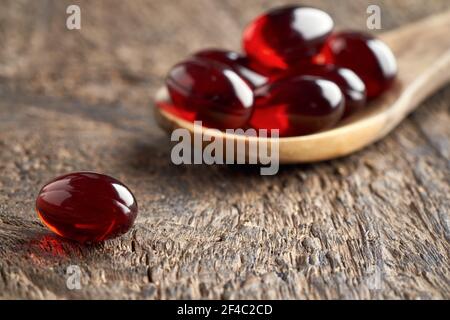 Krill Öl Kapseln auf einem Holztisch, Nahaufnahme Stockfoto
