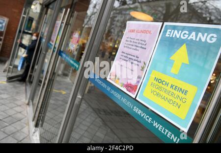 München, Deutschland. März 2021, 20th. In einem Kaufhaus weist ein Hinweis auf den Eingang für Kunden ohne Registrierung hin. Quelle: Tobias Hase/dpa/Alamy Live News Stockfoto