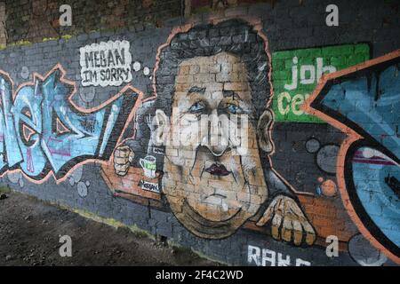 Graffiti-Kunst mit Piers Morgan im Job Center nach dem Verlassen der tv-Show Good Morning Britain. Gloucestershire. VEREINIGTES KÖNIGREICH Stockfoto