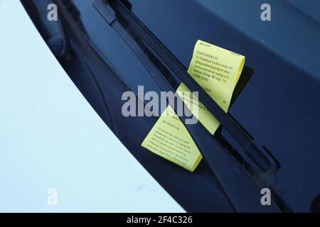 Parken in Ordnung an einem Auto. Stockfoto