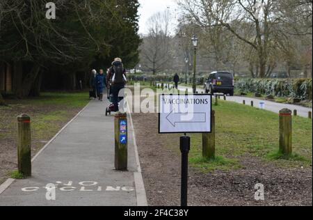 Ein Zeichen mit der Aufschrift ‘Impfungen’ mit einem Pfeil, der die Menschen zu einem Impfzentrum in Großbritannien führt Stockfoto