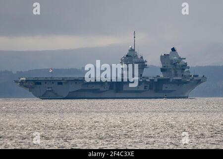 Cove, Argyle und Bute, Schottland, Großbritannien. März 2021, 20th. IM BILD: Die Leute schauen, wie die HMS Queen Elizabeth nach fast einer Woche in Loch Long in Glenmallan, wo sie Treibstoff, Munition und andere Vorräte annahm, vor den Marineübungen, die Teil der britischen Carrier Strike Group 2021 sind, die Segel setzte. Quelle: Colin Fisher/Alamy Live News Stockfoto