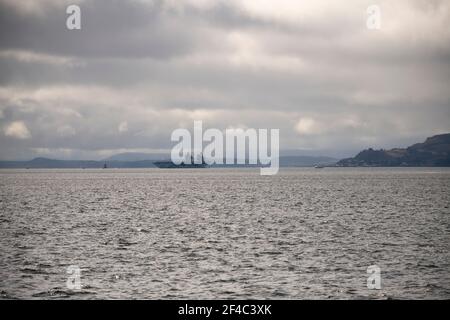 Cove, Argyle und Bute, Schottland, Großbritannien. März 2021, 20th. IM BILD: Die Leute schauen, wie die HMS Queen Elizabeth nach fast einer Woche in Loch Long in Glenmallan, wo sie Treibstoff, Munition und andere Vorräte annahm, vor den Marineübungen, die Teil der britischen Carrier Strike Group 2021 sind, die Segel setzte. Quelle: Colin Fisher/Alamy Live News Stockfoto