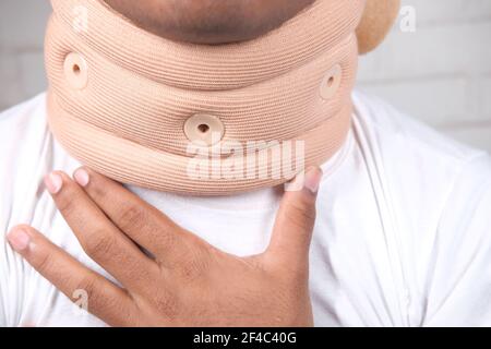Unerkannte Mann, der Kehlschmerz aus der Nähe leidet Stockfoto