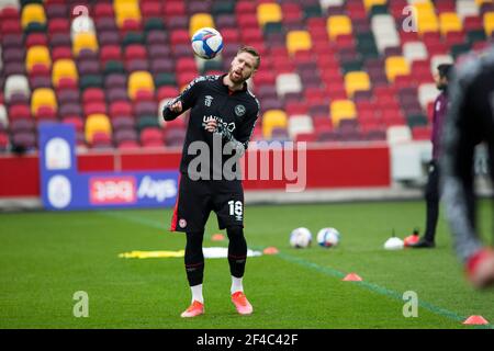 LONDON, GROSSBRITANNIEN. MÄRZ 20th : Pontus Jansson von Brentford erwärmt sich während des Sky Bet Championship Spiels zwischen Brentford und Nottingham Forest im Brentford Community Stadium, Brentford am Samstag, 20th. März 2021. (Quelle: Federico Maranesi, Mi News) Stockfoto