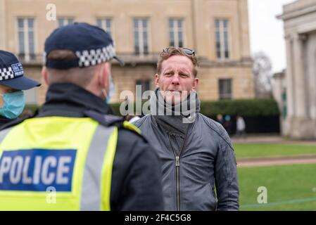 Hyde Park, London, Großbritannien. März 2021, 20th. Der Schauspieler und Aktivist Laurence Fox wurde von der Polizei angesprochen, als sich Menschen im Hyde Park zu einem Anti-Lockdown-Protest gegen die Polizei versammelt haben. Der Schauspieler spielte in TV-Produktionen wie ITV Lewis und hat die politische Partei Reclaim gegründet. Fox plant, sich im Mai 2021 für den Bürgermeister von London zu kandidieren Stockfoto