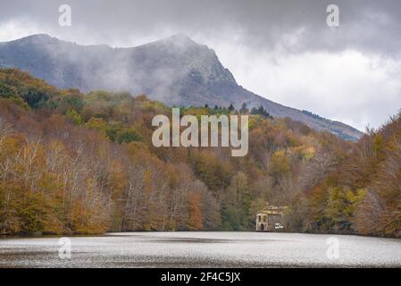 Stausee Santa Fe de Montseny - See im Herbst. Im Hintergrund der Gipfel von Les Agudes (Provinz Barcelona, Katalonien, Spanien) Stockfoto