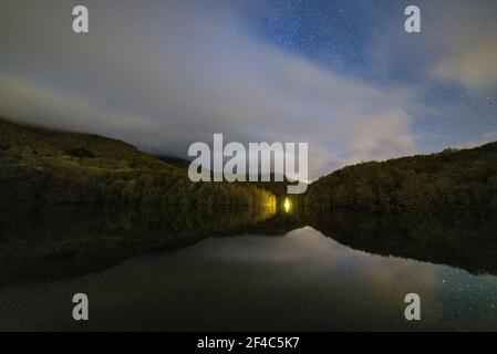Stausee Santa Fe de Montseny, in einer Herbstnacht (Provinz Barcelona, Katalonien, Spanien) ESP: Embalse de Santa Fe de Montseny, en una noche de otoño Stockfoto