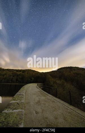 Stausee Santa Fe de Montseny, in einer Herbstnacht (Provinz Barcelona, Katalonien, Spanien) ESP: Embalse de Santa Fe de Montseny, en una noche de otoño Stockfoto