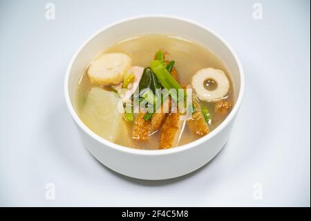 koreanische Fischkuchensuppe, Eomuk tang Stockfoto