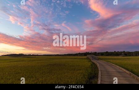 Farbenprächtiger Sonnenuntergang über dem Salzmarsch. Stockfoto