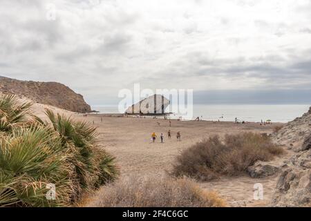 Almeria, Spanien. Oktober 10 202. Menschen, die am Strand von Monsul im Nationalpark Cabo de Gata in Andalusien spazieren gehen Stockfoto