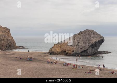 Almeria, Spanien. Oktober 10 202. Menschen am Strand von Monsul im Nationalpark Cabo de Gata in Andalusien Stockfoto