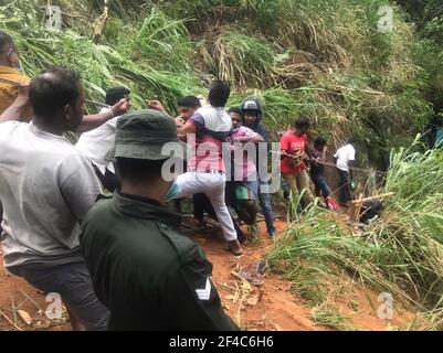 Colombo. März 2021, 20th. Rettungskräfte arbeiten am Standort eines Busunfalls in Passara, 357 km von Sri Lankas Hauptstadt Colombo entfernt, am 20. März 2021. Mindestens 14 Menschen wurden getötet und über 30 verletzt, als ein Personenbus am Samstag von der Straße rutschte und in Passara einen Abgrund stürzte. Quelle: Xinhua/Alamy Live News Stockfoto