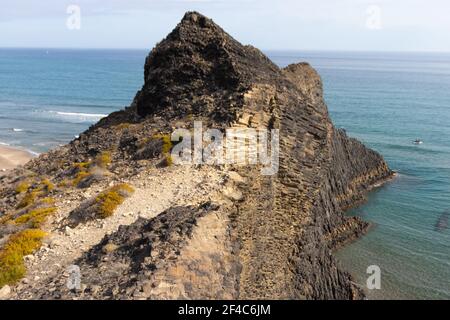 Felsige Hügel über dem Strand im Naturpark Cabo de Gata in Andalusien, Spanien Stockfoto