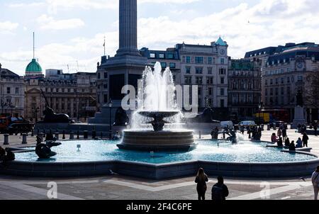 Einer der Wasserfontänen am Trafalgar Square, Central London, England, Großbritannien. Stockfoto